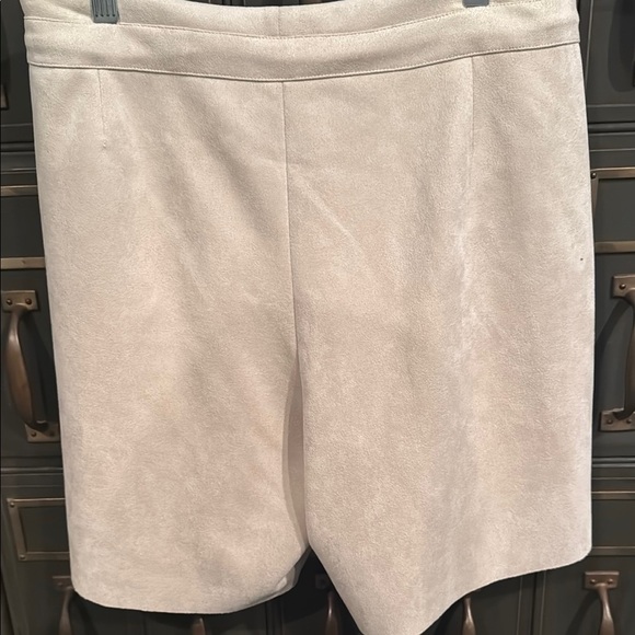Dylan Cream Bermuda Shorts Tailored Sophistication - Picture 4 of 5
